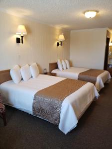 מיטה או מיטות בחדר ב-Western Inn