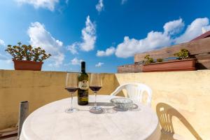 una mesa con una botella de vino y dos copas en Estrella Lodging en Rabat