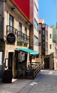 un restaurante con mesas y sillas fuera de un edificio en CASA A GUARDA, en A Guarda