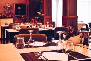 un tavolo in un ristorante con bicchieri e tovaglioli di Hotel Vienna a Marghera