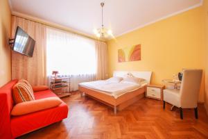 1 dormitorio con 1 cama, 1 silla y 1 ventana en Dobre ubytovanie, en Piešťany