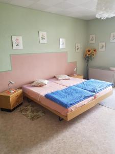 sypialnia z dużym łóżkiem i niebieskim kocem w obiekcie Casa La Berika w mieście Orselina