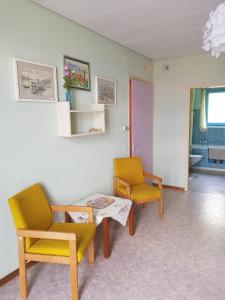 ein Wohnzimmer mit 2 Stühlen und einem Tisch in der Unterkunft Casa La Berika in Orselina
