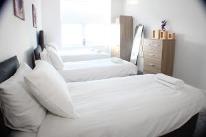 リバプールにあるCanal Side Apartment by Serviced Living Liverpoolのベッドルーム1室(白いベッド2台、窓付)