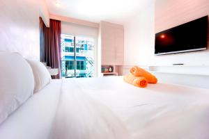 TV a/nebo společenská místnost v ubytování Mirage Express Patong Phuket Hotel