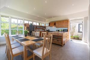 a kitchen with a table and chairs in a room at Denbrae Cottage West in St. Andrews