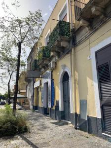 een gebouw met balkons aan de straatkant bij Playa Apartment in Catania