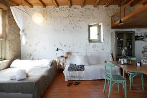 Postel nebo postele na pokoji v ubytování Lizard house 180 sea view - Serifians Residences + 12 fotografií
