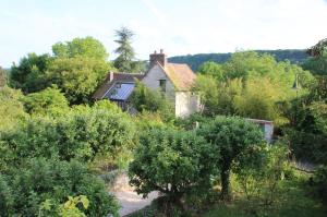 an old house in the middle of a forest at Belle Vue Terrasse in Giverny