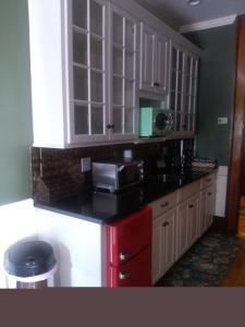 Kuchyň nebo kuchyňský kout v ubytování Firehouse Inn