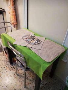 een tafel met een groene tafelkleed erop bij Il centro di Napoli in Napels