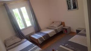 a bedroom with two twin beds and a window at Gîte O'Cigales in Sablet