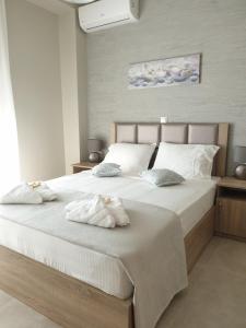 ein Schlafzimmer mit einem großen Bett mit zwei Handtüchern darauf in der Unterkunft Villas Mamas Beach in Agios Mamas