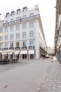 um grande edifício branco no lado de uma rua em Penthouse with River View - Baixa Alfama em Lisboa