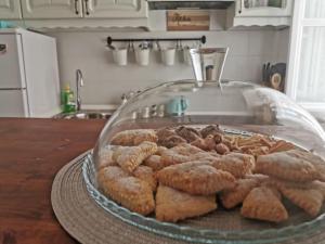 een glazen bord koekjes op een tafel bij Apartman nono Ive in Vis