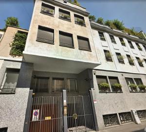 budynek z bramą przed nim w obiekcie Delizioso bilocale in Bocconi - Porta Romana w Mediolanie
