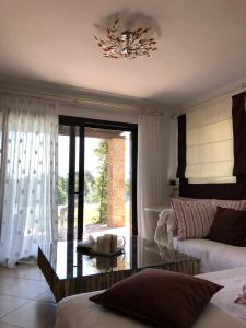シビリにある3 Bedroom Villa in Elani Villas Chalkidikiのリビングルーム(ソファ、ガラステーブル付)