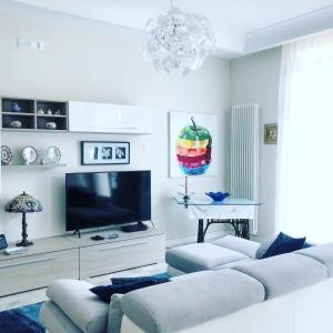 ein Wohnzimmer mit zwei Sofas und einem Flachbildfernseher in der Unterkunft Domus Luca - Central Rooms in the Heart of Naples in Neapel + 41 Fotos