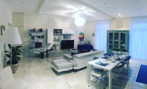 ein Wohnzimmer mit Sofa und Tisch in der Unterkunft Domus Luca - Central Rooms in the Heart of Naples in Neapel