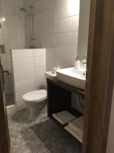 ein Badezimmer mit Toilette und Waschbecken in der Unterkunft Casa Karola Ház in Băile Tuşnad + 15 Fotos