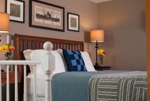 A bed or beds in a room at Newcastle Inn