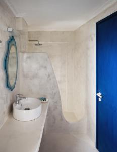 Roula Villa Studios & Apartments的一间浴室