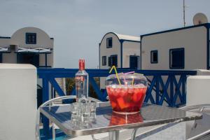 Roula Villa Studios & Apartments的阳台或露台