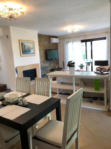 comedor y sala de estar con mesa y sillas en 3 Bedroom Villa in Elani Villas Chalkidiki en Siviri