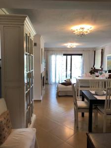 シビリにある3 Bedroom Villa in Elani Villas Chalkidikiのリビングルーム(テーブル付)、ダイニングルーム