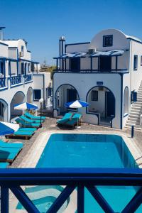 Roula Villa Studios & Apartments内部或周边的泳池