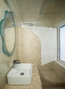 Roula Villa Studios & Apartments的一间浴室