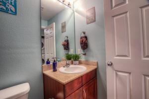 A bathroom at Laketown Wharf 1530 By Aneliya