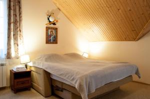 Postel nebo postele na pokoji v ubytování Домик в горах