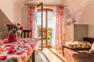 a living room with a table and a couch at Cavilla - Pokoje i Apartamenty in Sztutowo