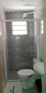 y baño con aseo y ducha con lavamanos. en Hotel Aruba, en Curitiba