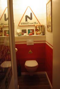 uma casa de banho com um WC com paredes vermelhas em Classic Driver Home 1 em Royat