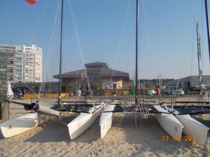 un groupe de voiliers est amarré sur la plage dans l'établissement Studio Heist, à Knokke-Heist