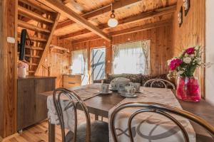 a kitchen and dining room with a table and chairs at Cavilla - Pokoje i Apartamenty in Sztutowo