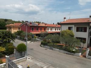 una calle vacía con casas y una valla en Le Betulle Affittacamere en Sona