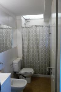 La salle de bains est pourvue d'une douche et de toilettes. dans l'établissement 2 Confortable departamento con cochera para 2 a 4 pax, à Bahía Blanca