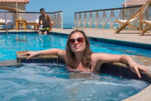 una mujer está en una piscina en Lilly City Center Hostel en Hurghada