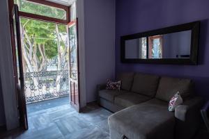 a living room with a couch and a mirror at Zocalo SENSACIONAL in Puebla