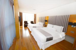 Postel nebo postele na pokoji v ubytování Empire Hotel Subang
