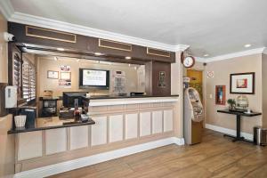 a fast food restaurant with a counter and a cash register at The Lemon Tree Hotel in Anaheim