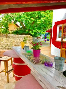 una mesa de madera con macetas en un patio en Antaviana Cantabria, en Cabezón de la Sal