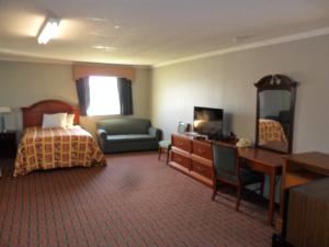 Habitación de hotel con 1 cama, escritorio y 1 dormitorio en A-OK Motel, en Muenster