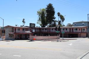 an empty parking lot in front of a building at Capri Motel Santa Cruz Beach Boardwalk in Santa Cruz