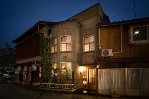 un vecchio edificio in una strada di notte di Kanazawa Machiya Kenroku a Kanazawa
