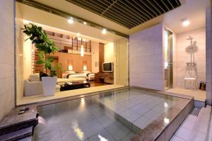 - un grand salon avec un sol en verre dans l'établissement Okuyado Buaiso, à Yufu
