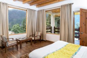 A bed or beds in a room at Hotel Delfryn